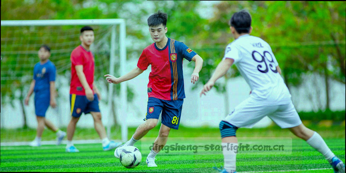 青蓝色数据流线自左向右穿过深色背景并分出两个金色节点