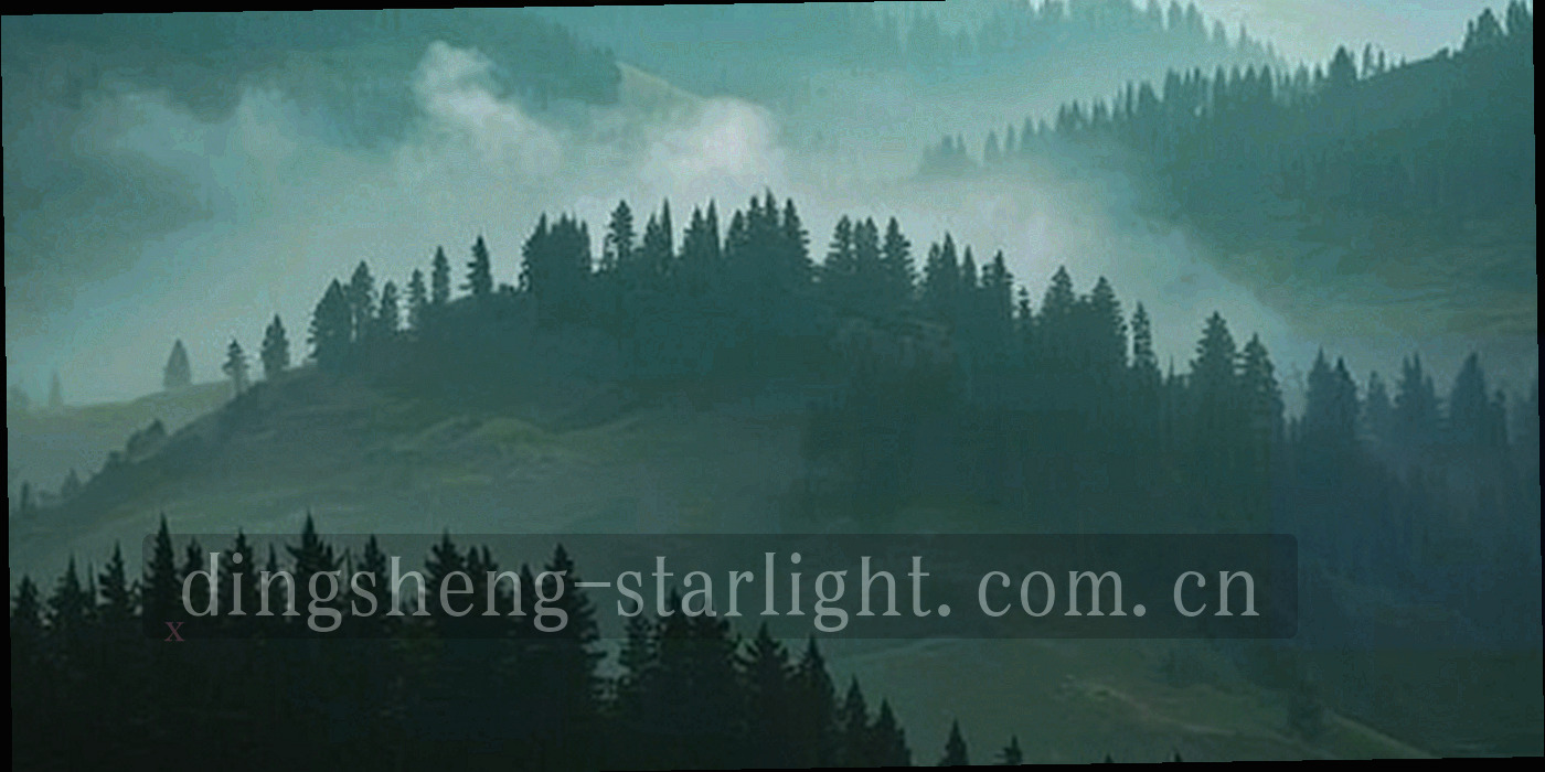 暮色下的草原地平线与远处城市灯带抽象化呈现